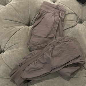 Tan women’s jogger size 2 Lulu